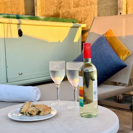 Mohba Townhouse, Private Roof Jacuzzi, Garden, Bbq By Haven & Keys Malta Feriehus