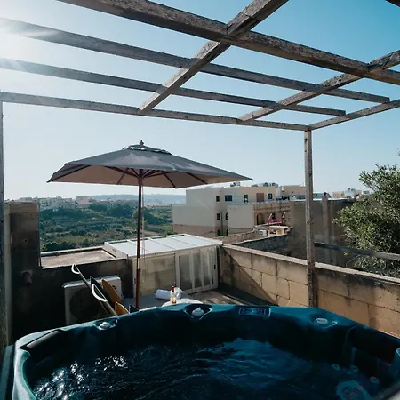 Feriehus Mohba Townhouse, Private Roof Jacuzzi, Garden, Bbq By Haven & Keys Malta *