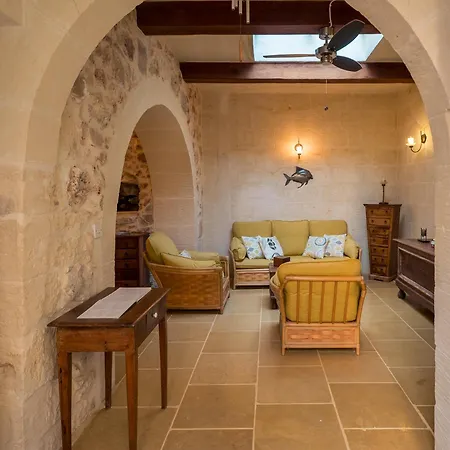 Feriehus Mohba Townhouse, Private Roof Jacuzzi, Garden, Bbq By Haven & Keys Malta *