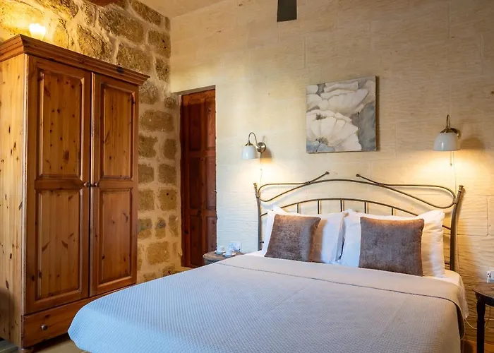 Сasa de vacaciones Mohba Townhouse, Private Roof Jacuzzi, Garden, Bbq By Haven & Keys Malta *