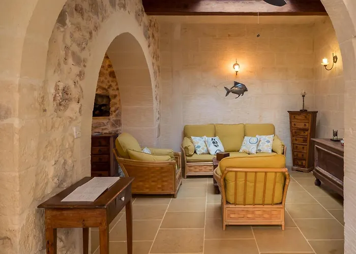 Сasa de vacaciones Mohba Townhouse, Private Roof Jacuzzi, Garden, Bbq By Haven & Keys Malta *