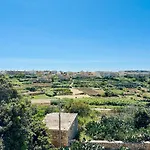 Сasa de vacaciones Mohba Townhouse, Private Roof Jacuzzi, Garden, Bbq By Haven & Keys Malta *
