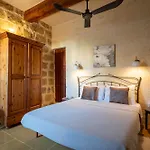 Сasa de vacaciones Mohba Townhouse, Private Roof Jacuzzi, Garden, Bbq By Haven & Keys Malta *