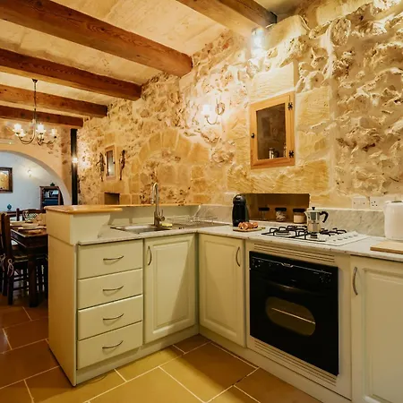 Mohba Townhouse, Private Roof Jacuzzi, Garden, Bbq By Haven & Keys Malta Xagħra