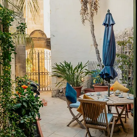 Semesterbostad Mohba Townhouse, Private Roof Jacuzzi, Garden, Bbq By Haven & Keys Malta