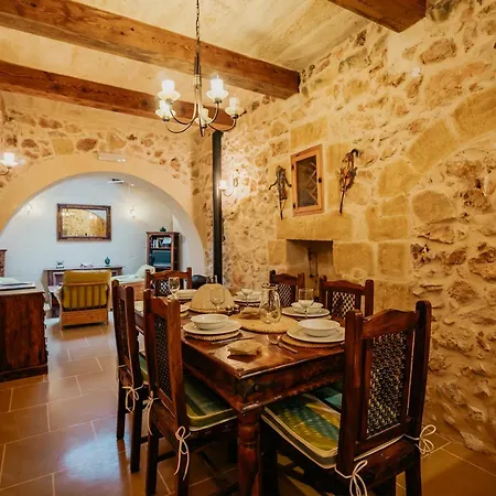 Mohba Townhouse, Private Roof Jacuzzi, Garden, Bbq By Haven & Keys Malta Semesterbostad