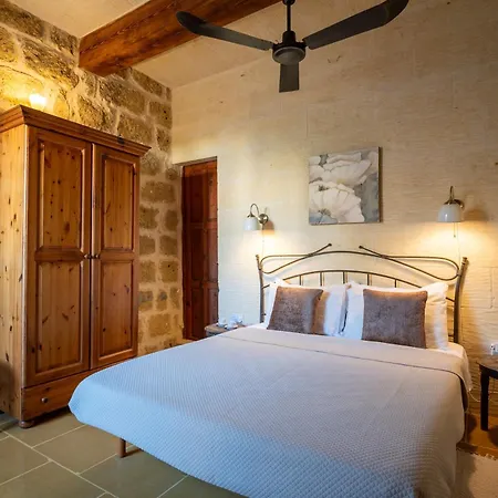 Semesterbostad Mohba Townhouse, Private Roof Jacuzzi, Garden, Bbq By Haven & Keys Malta *