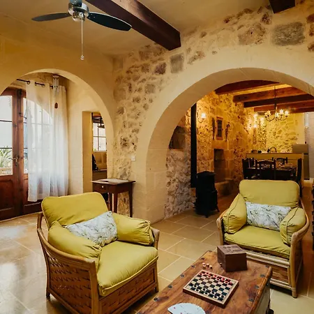 Сasa de vacaciones Mohba Townhouse, Private Roof Jacuzzi, Garden, Bbq By Haven & Keys Malta *