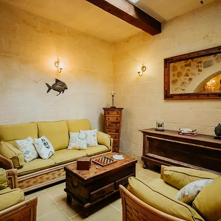 Semesterbostad Mohba Townhouse, Private Roof Jacuzzi, Garden, Bbq By Haven & Keys Malta *