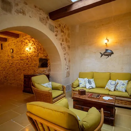 Semesterbostad Mohba Townhouse, Private Roof Jacuzzi, Garden, Bbq By Haven & Keys Malta