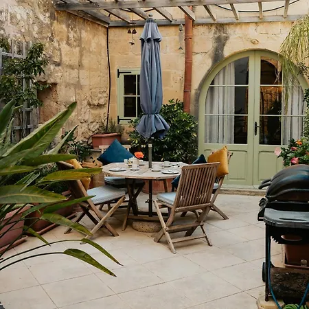 Vakantiehuis Mohba Townhouse Private Roof Jacuzzi Bbq Xagħra