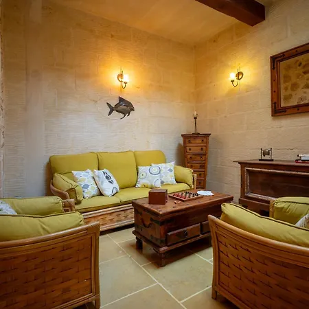 Mohba Townhouse, Private Roof Jacuzzi, Garden, Bbq By Haven & Keys Malta Xagħra