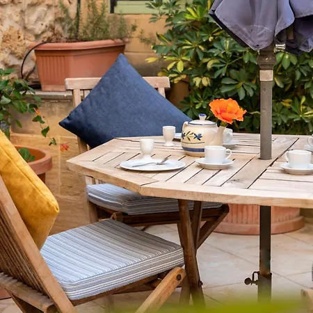 Semesterbostad Mohba Townhouse, Private Roof Jacuzzi, Garden, Bbq By Haven & Keys Malta *